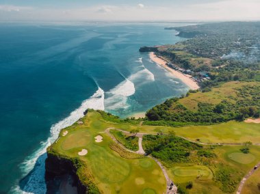 Kıyı şeridi tropikal plaj ve mavi okyanus ve dalgalar Bali ile havadan görünümü