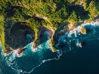 İnanılmaz uçurum, kayalar ve Bali dalgalar ile mavi okyanus. Havadan görünüm