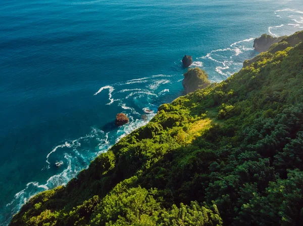 Rotsachtige Klif Blauwe Oceaan Met Golven Bali Mooi Licht Luchtfoto — Stockfoto