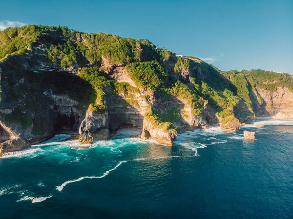 素晴らしい崖と青い海 空中ドローンビュー — ストック写真