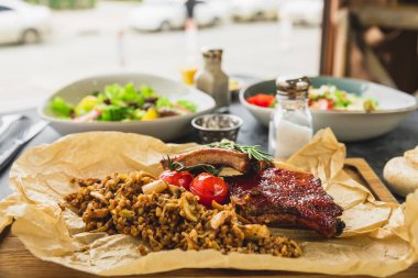 Karabuğday ile ızgara domuz kaburga, narenciye ve ızgara karaciğer ile salata