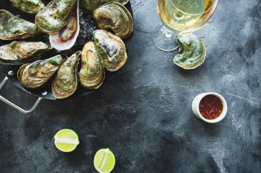 Bir bardak şarap ve limonlu istiridyeler. Düz yatıyordu. Üst te. Gıda arka plan