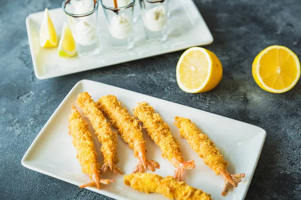 Морське Харчування Креветками Подається Соусом Лимоном — стокове фото