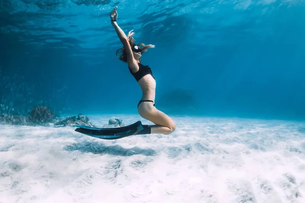 Жінка Freediver Постановки Над Піщаним Морем Плавниками Фрівінг Гаваях — стокове фото