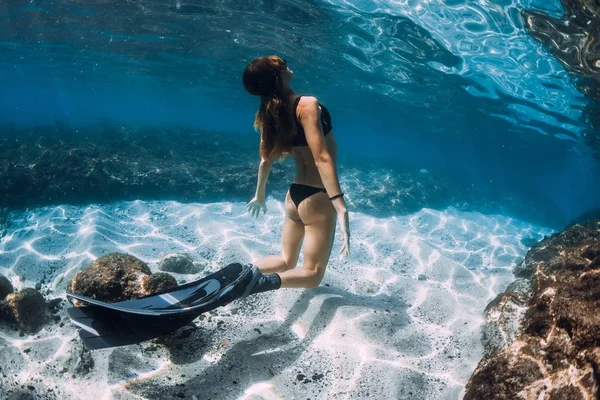 Femme Plongeur Libre Glisse Dessus Mer Sable Avec Des Nageoires — Photo