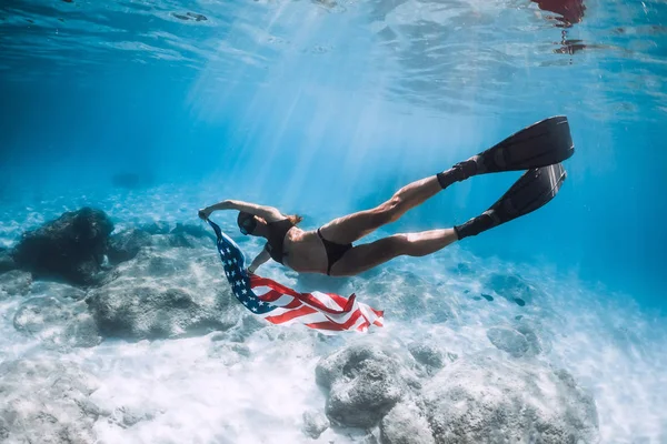 Freediver Siklik Homokos Tenger Fenekén Egyesült Államok Zászló Függetlenség Napja — Stock Fotó