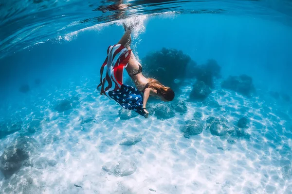 Mujer Freediver Desliza Sobre Fondo Del Mar Arena Con Bandera — Foto de Stock