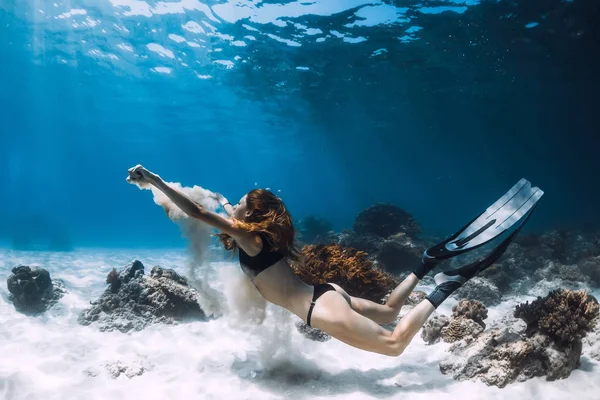 Mujer Freediver Nadar Bajo Agua Sobre Fondo Arenoso Con Arena —  Fotos de Stock