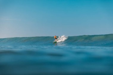12 Nisan 2019. Bali, Endonezya. Okyanus dalgasında sörf paddle ayağa kalkın. Bali'de Paddle sörf stand up