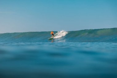 12 Nisan 2019. Bali, Endonezya. Okyanus dalgasında sörf paddle ayağa kalkın. Bali'de Paddle sörf stand up