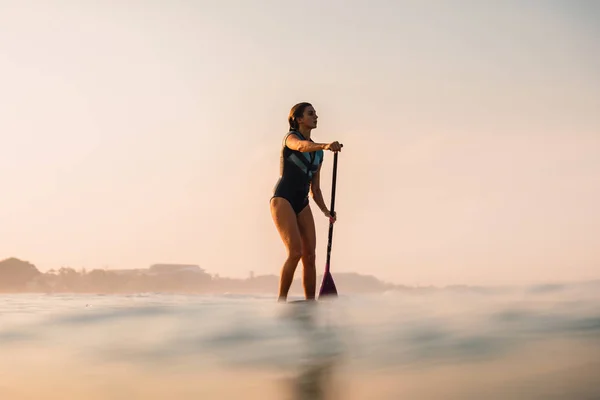 2019年4月12日インドネシア バリ島 海でパドルサーフの女の子を立ち上がる バリ島でのスタンドアップパドルサーフィン — ストック写真