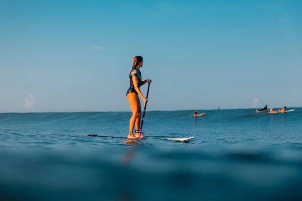 Kwietnia 2019 Bali Indonezja Stand Wiosło Surfowanie Dziewczyna Oceanie Stand — Zdjęcie stockowe