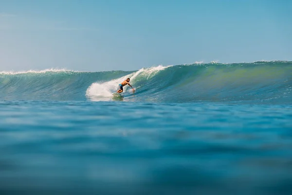 April 2019 Bali Indonesia Berdiri Berselancar Atas Ombak Laut Stand — Stok Foto