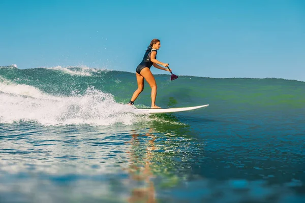 2019 Április Bali Indonézia Állj Fel Lapát Surf Lány Lovagolni — Stock Fotó
