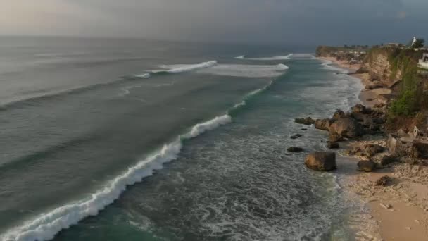 Letecký Pohled Pobřeží Vlnami Oceánu Pláž Vlny Surfování Bali — Stock video