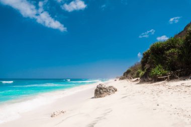 Cennet adada mavi okyanus ile Tropikal kumlu plaj