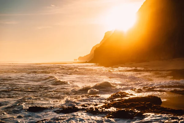 Vista Aérea Costa Oceano Com Ondas Pôr Sol Quente Nascer — Fotografia de Stock