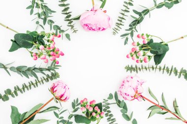 Beyaz arka plan üzerinde şakayık, gül ve okaliptüs dalları ile Çiçek çerçeve kompozisyon. Düz döşeme, üst görünüm