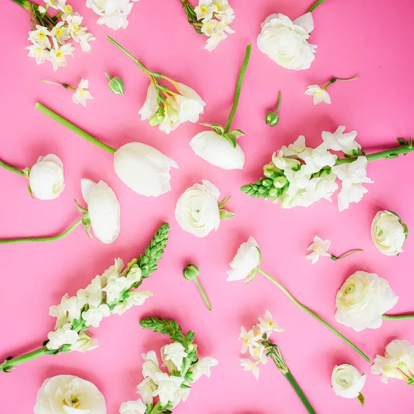 Padrão Floral Com Flores Brancas Fundo Rosa Deitado Plano Vista — Fotografia de Stock