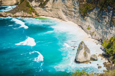 Nusa Penida, Endonezya hindistan cevizi avuç içi ve uçurum ile Elmas plaj