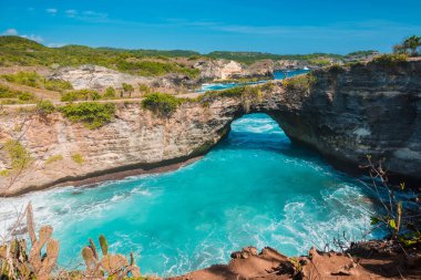 Nusa Penida, Bali mavi okyanus ile Kırık koy