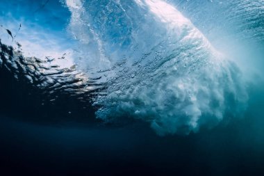 Varil dalga su altında hava kabarcıklarının ve güneş ışığı ile. Okyanus sualtı