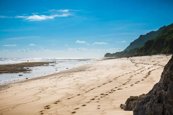 Tropisk Strand Med Vit Sand Blått Hav Och Vågor — Stockfoto