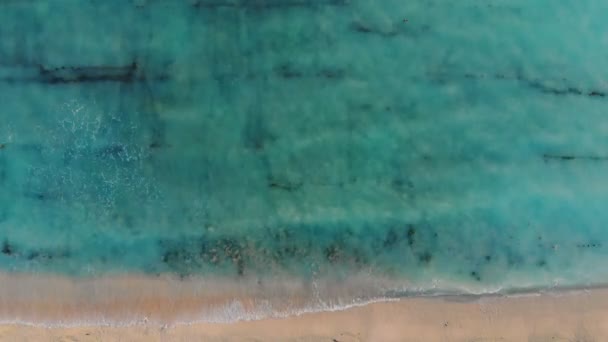 Luftaufnahme Mit Strand Und Blauem Meerwasser Meereshintergrund Von Tropischer Insel — Stockvideo