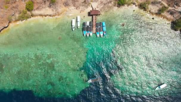 Toeristische Boten Pier Blue Sea Het Eiland Menjangan Luchtfoto — Stockvideo