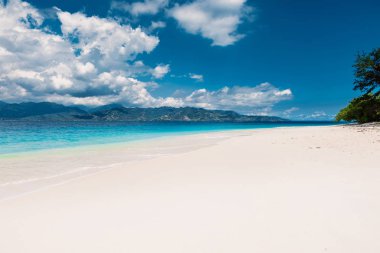 Tropik adada mavi okyanus ile Paradise plaj