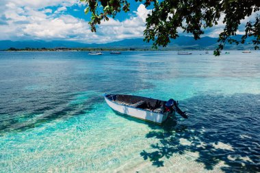Cennet adada tekne ile tropikal okyanus