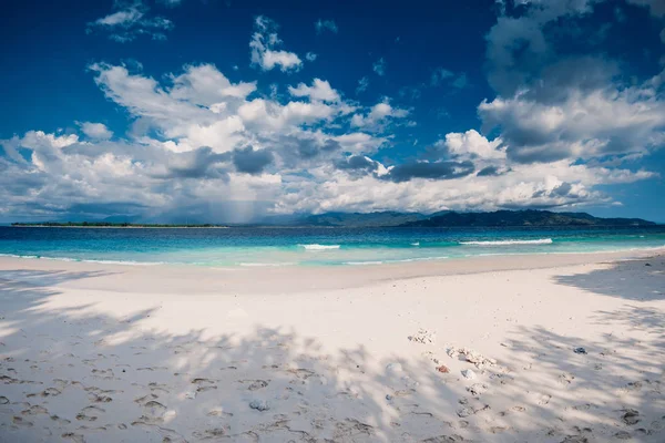 Райский Пляж Голубым Океаном Тропическом Острове — стоковое фото