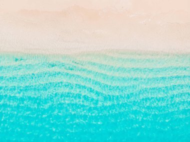 Turkuaz kristal okyanus ile tropikal plaj.