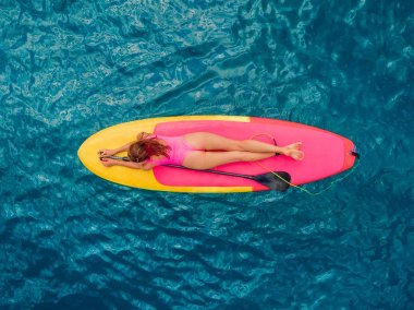 Sessiz mavi bir denizde kürek yatılı ayağa kalk.