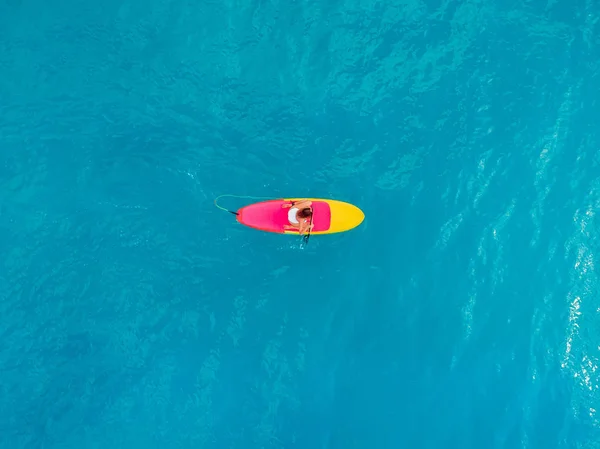 Femme se détendre sur stand up paddle board sur une mer bleue calme. Aer — Photo