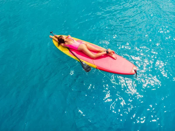 Stand up paddle embarquement sur une mer bleue calme . — Photo