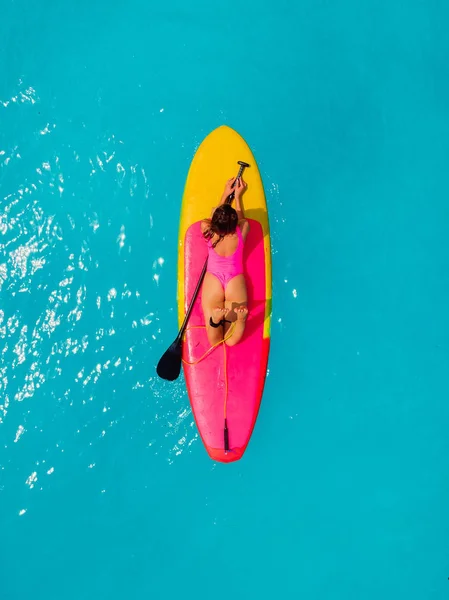 Stand up paddle imbarco su un tranquillo mare blu . — Foto Stock