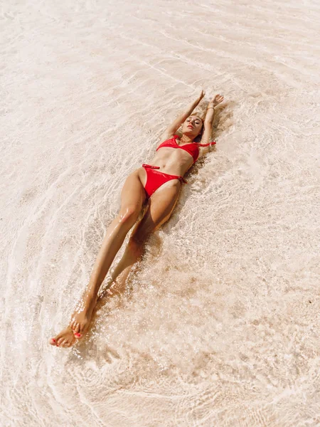 Joven mujer sexual con cuerpo perfecto en bikini posando en tropica — Foto de Stock