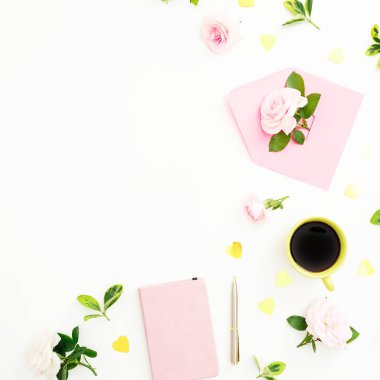 Gül, kağıt zarf, defter ve kupa ile aşk kompozisyon