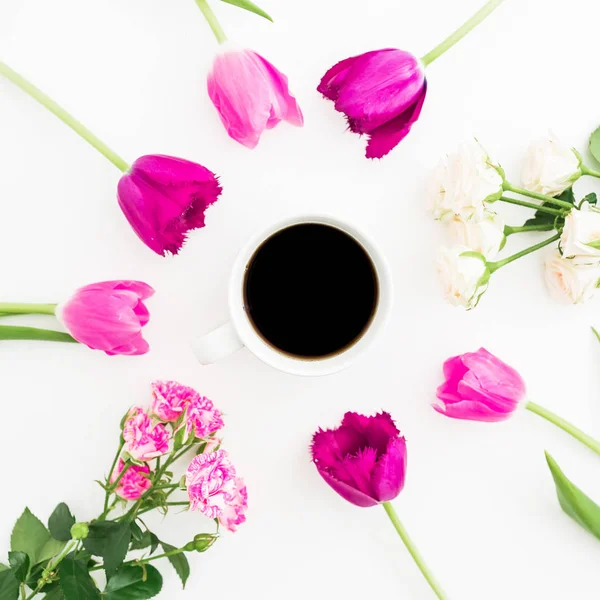 Marco de flores rosadas y taza de café. Piso tendido, Vista superior — Foto de Stock