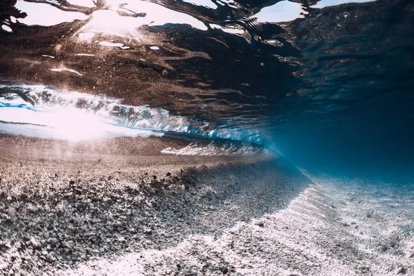Тропический океан с песчаным дном под водой на Гавайях — стоковое фото