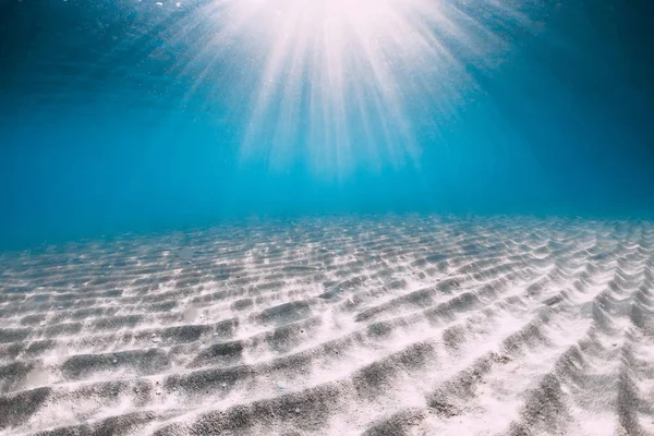 Oceano tropical com fundo arenoso subaquático no Havaí — Fotografia de Stock