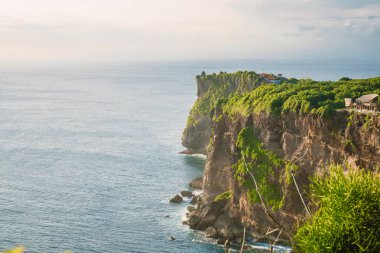 Uluwatu 'da okyanus ve kayalık uçurum, Bali