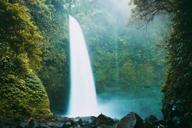 Güçlü bir akış ile en büyük şelale.