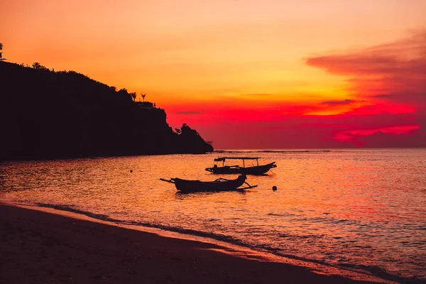 Colorido atardecer en la isla tropical, playa y barcos locales en Bal — Foto de Stock