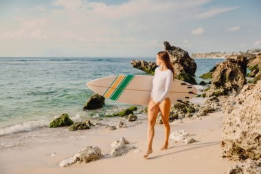 Sörf tahtasıyla sörfçü kız. Okyanusta Sörf