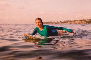 Okyanusta Sörf tahtasında mükemmel vücut ile sörf kız. Su 'da sörf