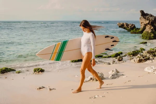 서핑 보드와 서퍼 소녀입니다. 바다에서 서핑하기 — 스톡 사진