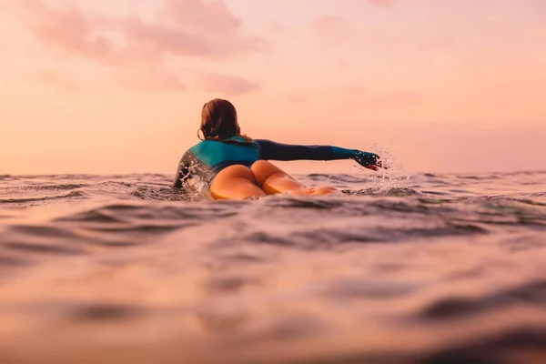 Surfmädchen mit perfektem Körper auf dem Surfbrett im Meer. Surfen bei su — Stockfoto