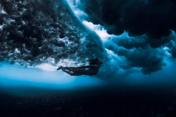 海の波と水中に潜る女性. — ストック写真